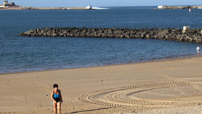 Na francúzskej pláži pri Saint-Jean-de-Luz bolo na Štedrý deň 17 stupňov.