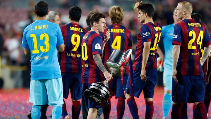 Futbalisti FC Barcelona s pohárom pre víťazov v Kráľovskom pohári s Athleticom Bilbao 3:1.