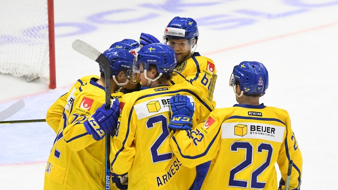 Švéd Linus Arnesson (vľavo) atakuje Lukáša Cingela v prípravnom zápase.