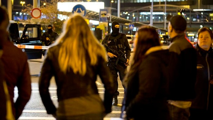 Ťažko ozbrojení príslušníci vojenskej polície uzavreli v utorok neskoro večer na niekoľko hodín letisko Schiphol v holandskom Am
