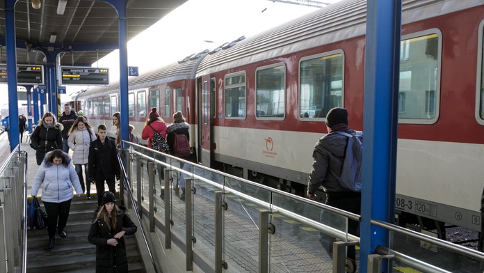 Cestujúci na stanici v Bratislave