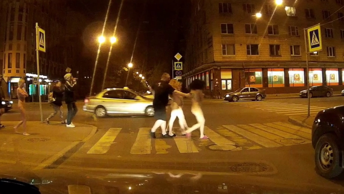 Nahé prostitútky kráčajú ulicami v Petrohrade..png