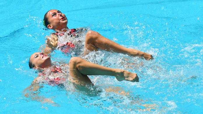 Akvabely Jana Labáthová (vľavo) a Naďa Daabousová na olympiáde v Riu.
