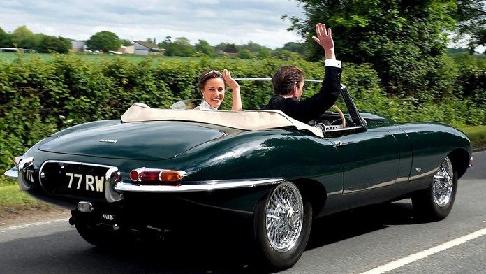 Štýlový odchod z kostola. 