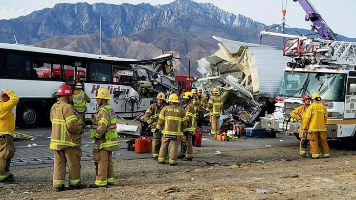 Autobus narazil veľkou rýchlosťou do kamióna.