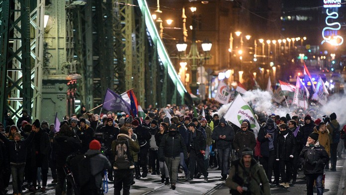 Prostestujúci v Maďarsku.