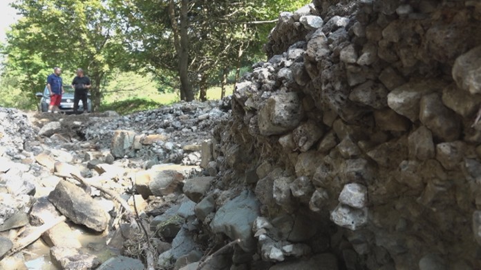 Cestu do osady strhla povodeň.