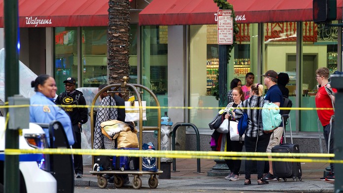 Zľava Oliver Ekman-Larsson, Derek Stepan a Vinnie Hinostroza z Arizony oslavujú gól proti San Jose.