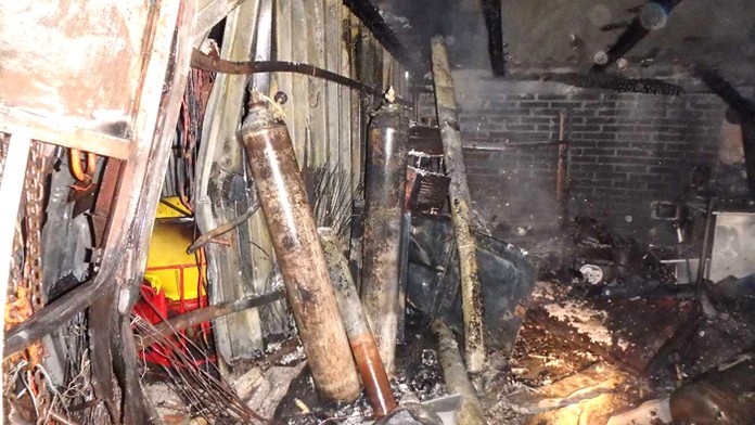 Pravdepodobne pri údení domácich výrobkov vybuchol dom v obci Tepličky v okrese Hlohovec.