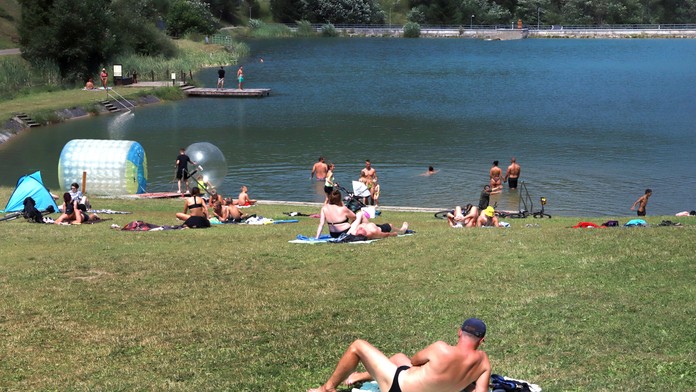 Na snímke ľudia sa kúpu a opaľujú počas letného dňa na vodnej nádrži Hrabovo.