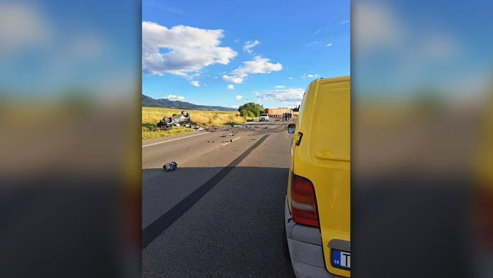 Tragická nehoda pri Turčianskych Tepliciach. Auto sa čelne zrazilo s kamiónom, 39-ročný vodič neprežil