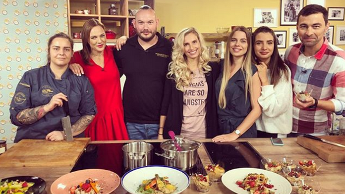 Biatlonistka Lisa Vittozziová s malým glóbusom za triumf v súťaži jednotlivcov vo Svetovom pohári po Osle na Holmenkollene.