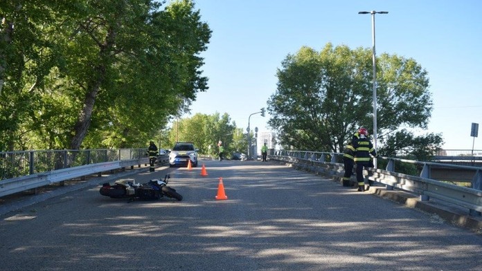 Šokujúca nehoda v Bratislave: Motorkár preletel zvodidlá a padal 12 metrov. Indície naznačujú desivý scenár