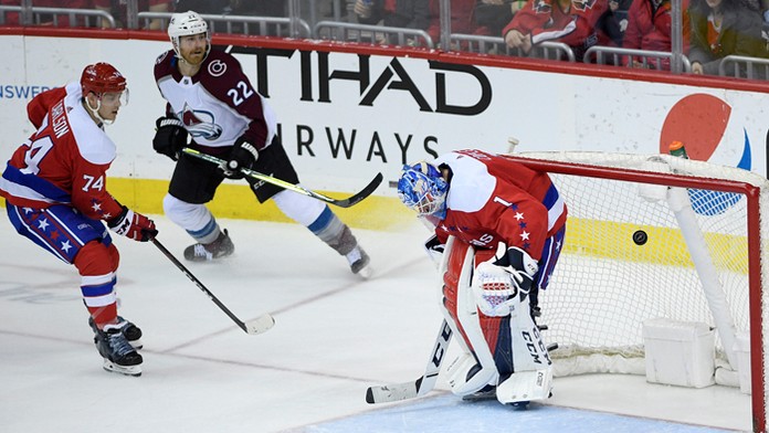 Záchranári prevážajú z plavidla Geo Ocean III telo Emiliana Salu, ktoré našli v troskách zmiznutého lietadla.