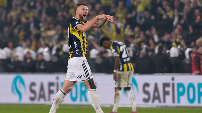 VIDEO: Brankár zostal bez šance. Škriniar gólom v istanbulskom derby zachránil bod pre Fenerbahce