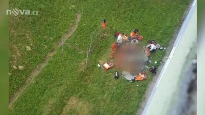 Otrasný prípad v Brne! Matka vyhodila dcérku z okna, potom skočila za ňou