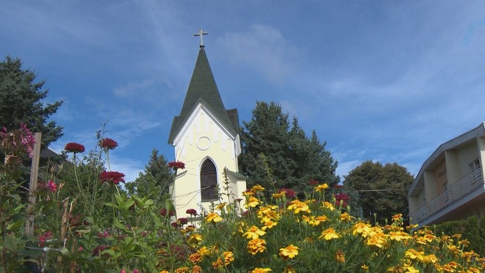 Šikmá veža kostola v Dudinciach.