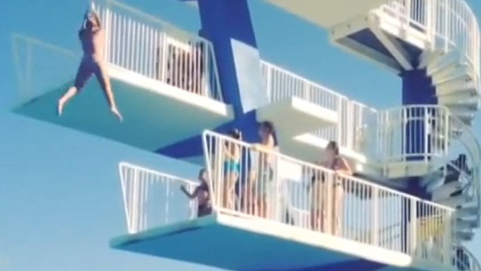 Žena skákajúca do bazéna