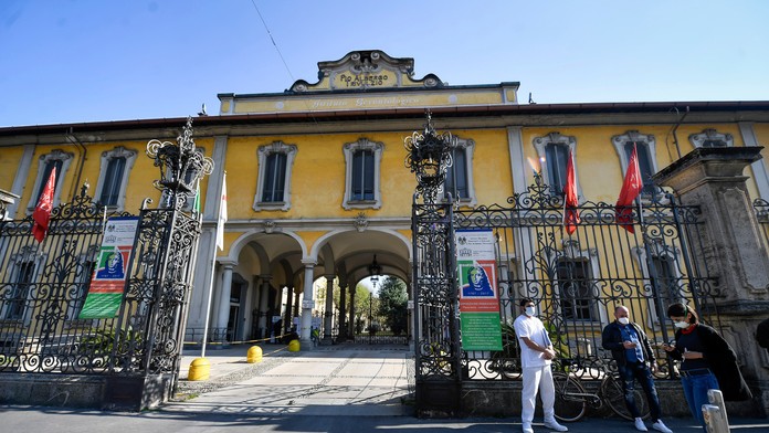 Pracovníci zariadenia Pio Albergo Trivulzio nosia ochranné masky až na začiatku apríla.