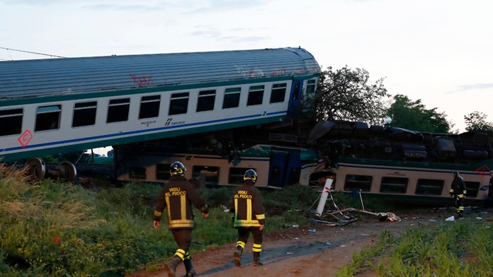 Pri Turíne vrazil vlak do kamióna uviaznutého na koľajach.