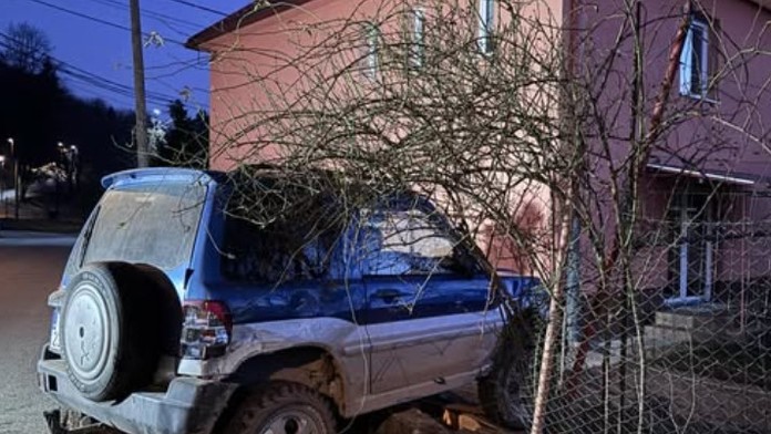 Na snímke auto v plote, s ktorým havaroval primátor Revúcej.