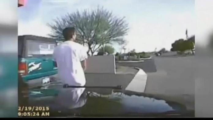 Podozrivého muža policajti zrazili autom