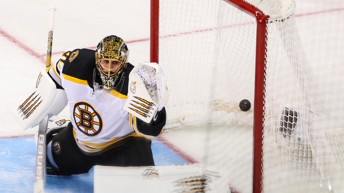Zľava Nick Paul, Craig Anderson, Connor Brown a Mark Borowiecki z Ottawy oslavujú triumf nad San Jose.