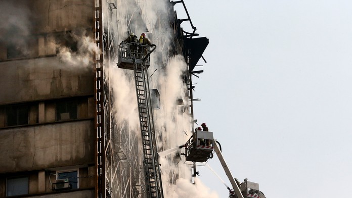 Horiaca ikonická výšková budova Plasco.