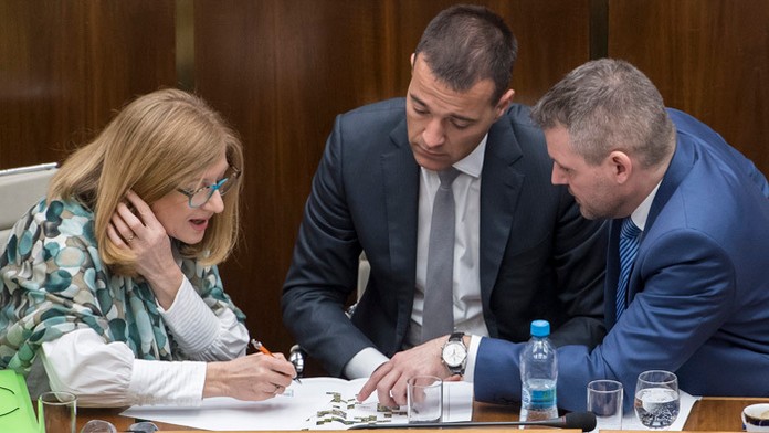 Ministerka pôdohospodárstva Gabriela Matečná, minister vnútra Tomáš Drucker a premiér Peter Pellegrini.