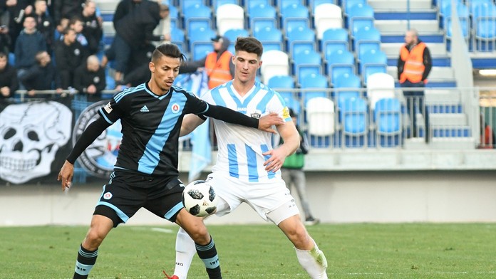 Mohammed Rharsalla zo Slovana (vľavo) a Matúš Kuník z Nitry v zápase 15. kola Fortuna ligy.