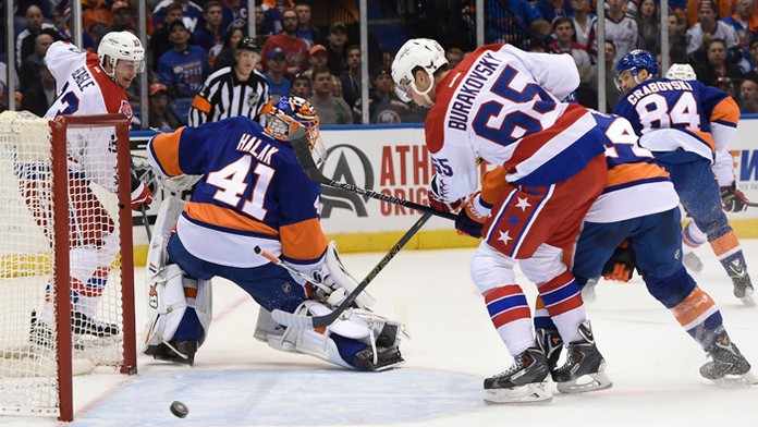 Na snímke druhý zľava slovenský brankár Islanders Jaroslav Halák.