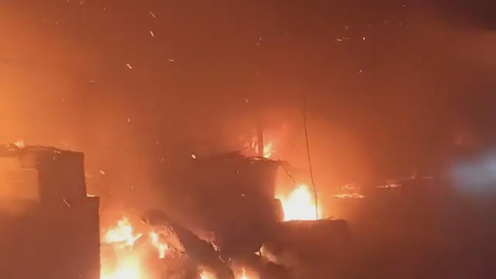 Plamene ničili drahé autá aj stavebný materiál niekoľko hodín. Silný požiar totiž zachvátil bývalé družstvo