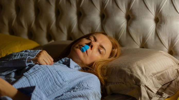 Prelepovanie úst počas spánku