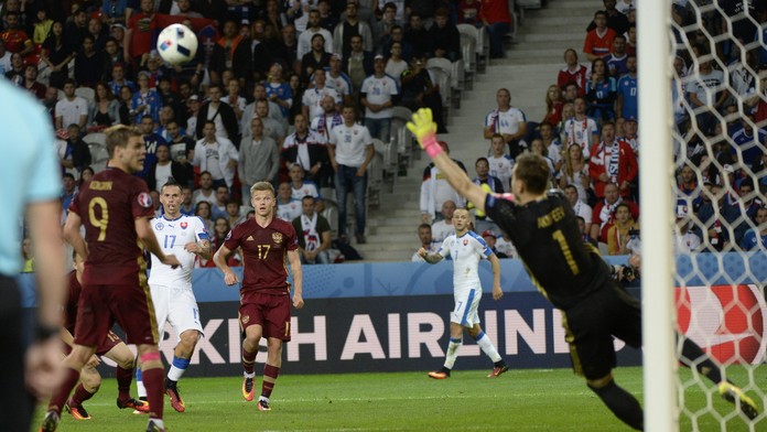 Hamšíkova presná strela sa odrazila od tyče do brány.