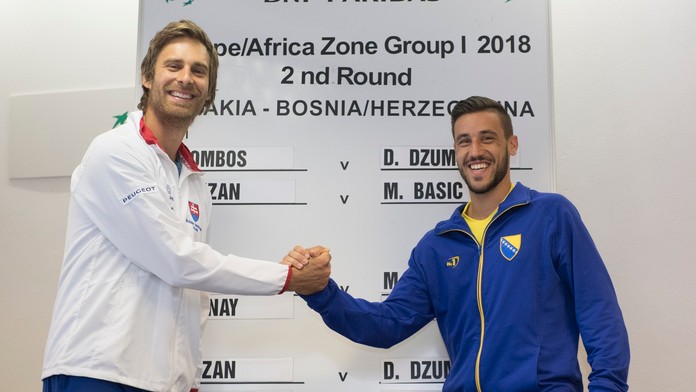 Na snímke hráči prvej dvojhry stretnutia vľavo Norbert Gomboš (Slovensko) a vpravo Damir Džumhur (BaH).