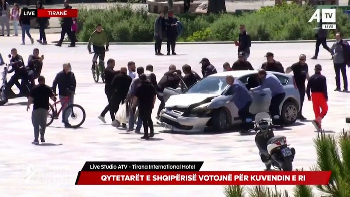 Auto vletelo na pešiu zónu v Albánsku