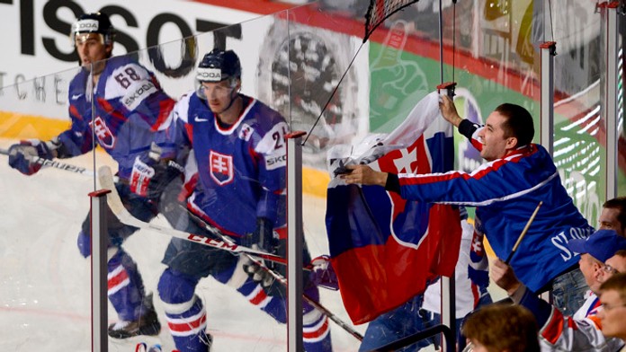 Slovenskí fanúšik a hráči vľavo Milan Jurčina a uprostred Branislav Mezei 