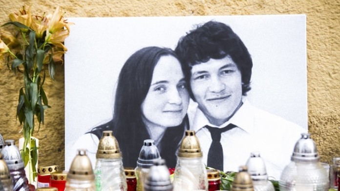 Sviečky a kvety na uctenie si pamiatky zavraždeného novinára Jána Kuciaka a snúbenice Martiny Kušnírovej.