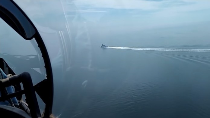 Ruská stíhačka sleduje britský torpédoborec.