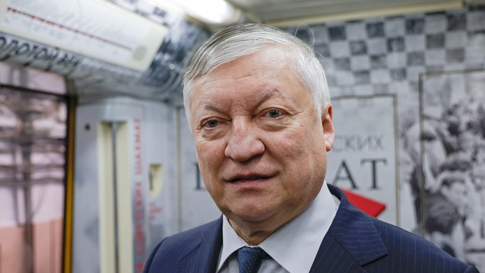 Ako poslanec vládnej strany kritizoval inváziu na Ukrajine. Šachový veľmajster Karpov leží v umelom spánku