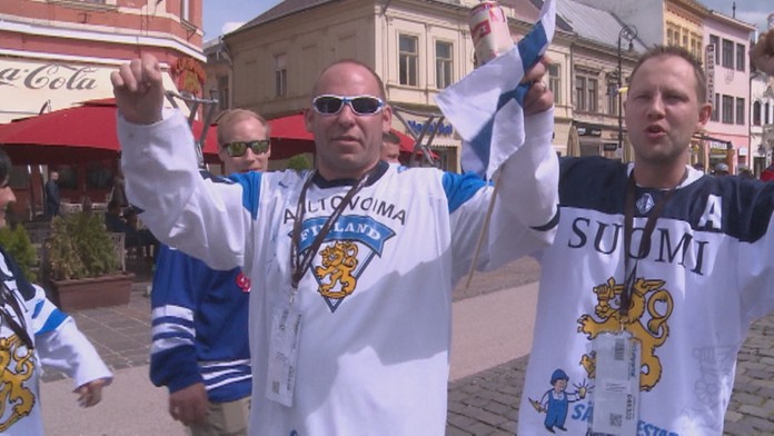 Slovenskí fanúšikovia prichádzajú pred Steel Arénu pred zápasom MS proti USA.