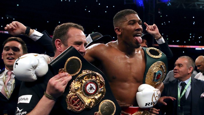Anthony Joshua je novým kráľom ťažkej váhy.