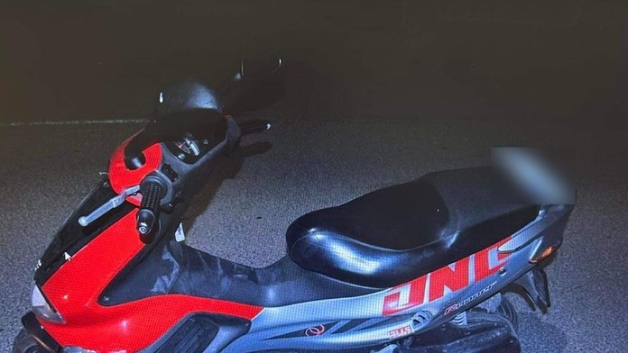 Mladý vodič počas vedenia skútru nemal nasadenú ochrannú prilbu. 