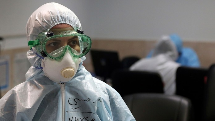 Speváčka padá z pódia.