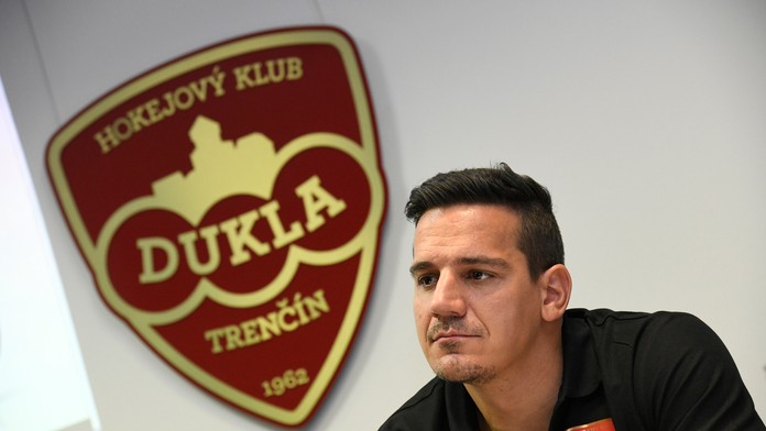 Kapitán Dukly Trenčín Branko Radivojevič a v pozadí nové logo klubu.