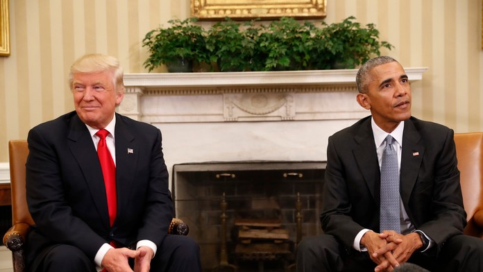 Novozvolený americký prezident Donald Trump a odchádzajúci americký prezident Barack Obama počas stretnutia v Bielom dome.