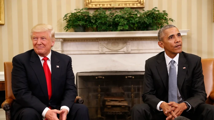 Novozvolený americký prezident Donald Trump a odchádzajúci americký prezident Barack Obama počas stretnutia v Bielom dome.