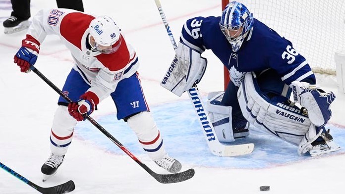 Na snímke vľavo slovenský útočník Montrealu Tomáš Tatar.