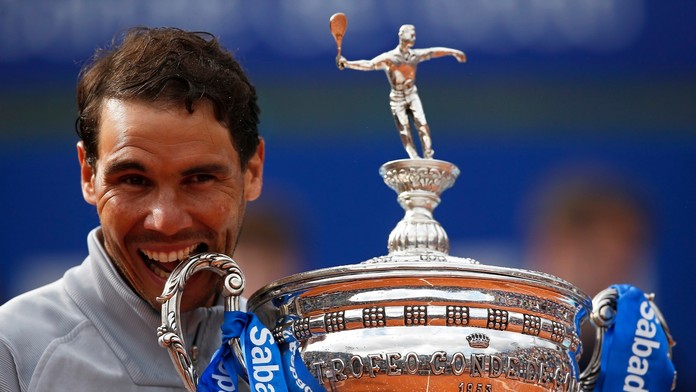 Španielsky tenista Rafael Nadal pózuje s trofejou po zisku titulu v mužskej dvojhre na turnaji ATP v Barcelone.