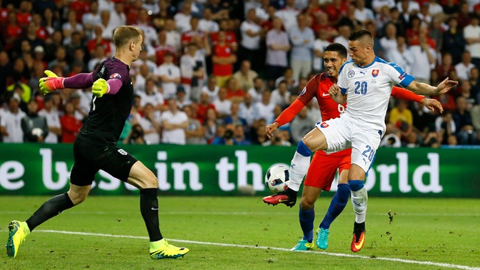 Róbert Mak a Chris Smalling.